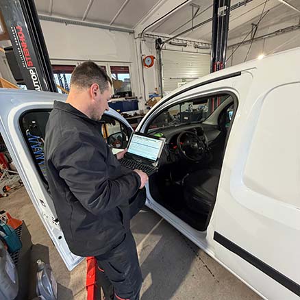 Kfz-Hauptuntersuchung – Bremsen, Licht und Abgascheck Kfz-Hauptuntersuchung – Bremsen, Licht und Abgascheck